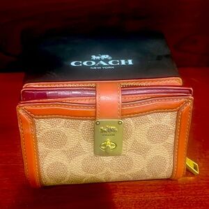 Coach, short leather wallet. Perfect condition, barely used.